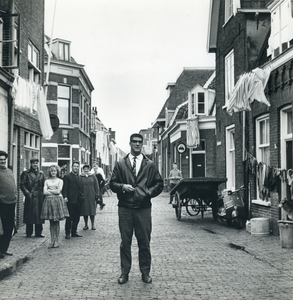 823674 Afbeelding van judoka Anton Geesink in de Oranjestraat te Utrecht; links op de achtergrond (met leren jas) ...